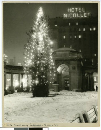 Old_Gateway_Columns_at_Christmas_Minneapolis_Minnesota, 1937, HHM